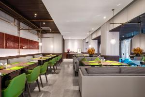 Ruang duduk di Hampton by Hilton Hangzhou West Lake