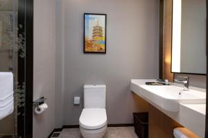 Bilik mandi di Hampton by Hilton Hangzhou West Lake
