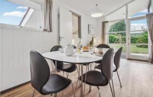 una sala da pranzo con tavolo bianco e sedie nere di Beautiful Home In Hejls With Wifi a Hejls