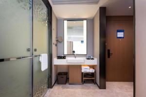 Bilik mandi di Hampton by Hilton Hangzhou West Lake
