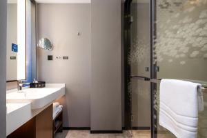 Bilik mandi di Hampton by Hilton Hangzhou West Lake