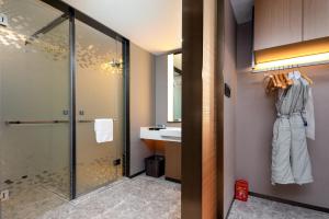 Bilik mandi di Hampton by Hilton Hangzhou West Lake