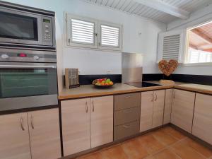 Kuchyň nebo kuchyňský kout v ubytování VILLA NAUTILIA, vue mer, proche plage