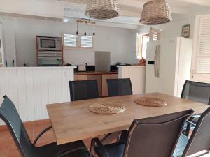 Kuchyň nebo kuchyňský kout v ubytování VILLA NAUTILIA, vue mer, proche plage