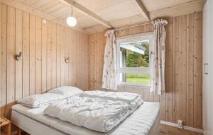 1 dormitorio con 1 cama en una habitación con ventana en Cozy Home In Sby With Wifi, en Saeby