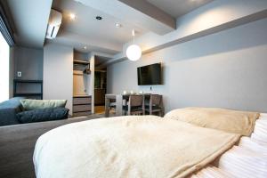 1 dormitorio con 1 cama grande y TV en Minn Gion en Giommachi