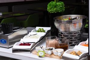 Makanan di atau berdekatan hotel