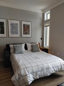um quarto com uma cama grande e 2 almofadas em Chalet Détente Orford em Orford