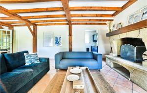 Posezení v ubytování 3 Bedroom Awesome Home In Meschers-sur-gironde