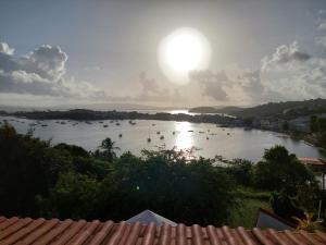 - une vue sur une rivière avec des bateaux dans l'eau dans l'établissement Villa Nautilia , vue mer, proche plage, à Les Trois-Îlets