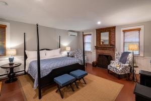 um quarto com uma cama de dossel e uma lareira em Beechwood Inn em Clayton