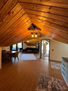 un soggiorno con soffitto in legno e tavolo di Sea Life Homes a Kemer