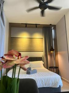 - une chambre avec un lit et un ventilateur de plafond dans l'établissement KK CITY CENTRE 800mbps Unifi,Cuckoo INFINITY POOL STUDIO ROOM, à Kota Kinabalu