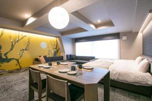 Minn Gion في Giommachi: غرفة بسرير وطاولة مع كراسي