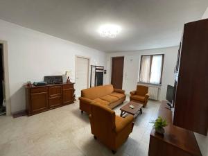 uma sala de estar com um sofá e duas cadeiras em Villetta 2 piani em Borgo Ticino
