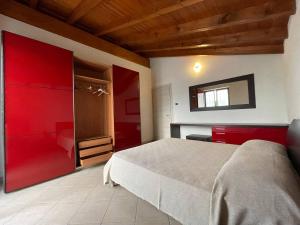 um quarto com uma cama grande e um armário vermelho em Villetta 2 piani em Borgo Ticino