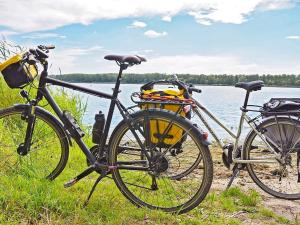 dos bicicletas están estacionadas junto a un cuerpo de agua en Holiday home Husum, en Husum