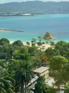 een strand met een achtbaan in het water bij City View Luxury Home in Montego Bay