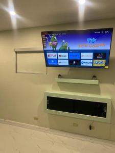 uma televisão de ecrã plano numa parede num quarto em City View Luxury Home em Montego Bay