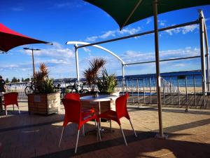 a table and chairs with a view of the beach at Maggie's Family Retreat in Rockingham