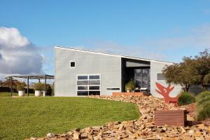 a house with a bird statue in front of it at Breakneck Gorge Akora in Hepburn Springs