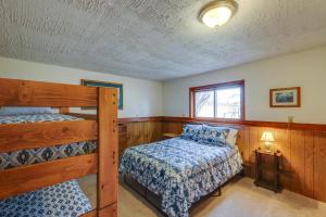 - une chambre avec 2 lits superposés et une fenêtre dans l'établissement Corvallis Coyote Creek House with Mountain Views!, 