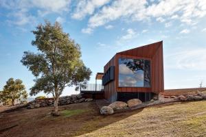 a house on a hill with a tree at Breakneck Gorge Oikos in Hepburn Springs