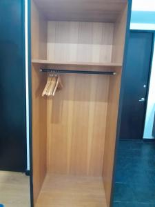 um armário de madeira com utensílios de madeira em Aparta Suite La Candelaria em Bogotá