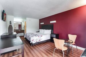 Habitación de hotel con cama, mesa y sillas en Red Roof Inn Monteagle - I-24, en Monteagle