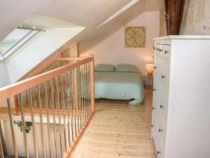um quarto no sótão com uma cama e uma escada em Gîte Joué-lès-Tours, 2 pièces, 3 personnes - FR-1-381-545 em Joué-lés-Tours
