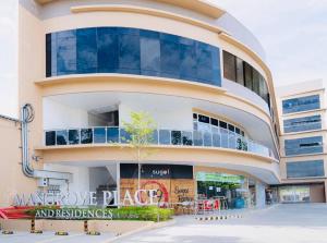 un gran edificio con un cartel delante en Furnished Rentals at Mangrove Residences Mactan, en Punta Engaño