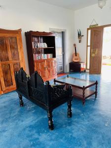 una sala de estar con mesa de ping pong. en Chameleon Beach Resort, Cherai, en Kochi