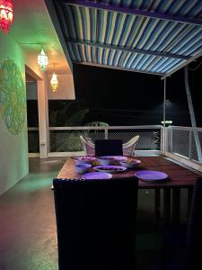d'une table à manger avec des assiettes violettes. dans l'établissement Chameleon Beach Resort, Cherai, à Cochin