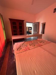 Chameleon Beach Resort, Cherai في كوتشي: غرفة نوم بسريرين ومطبخ