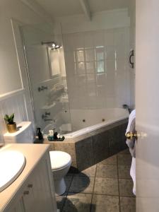 ein Badezimmer mit Toilette, Badewanne und Waschbecken in der Unterkunft Creek Cottage Bed and Breakfast Traralgon in Traralgon + 39 Fotos