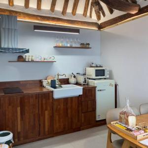 cocina con fregadero y microondas en Premium Hanok Villa Namo On en Suncheon