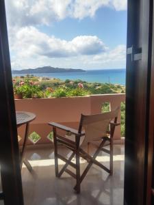Romanza في كالاماكي: كرسي وطاولة على شرفة مطلة على المحيط