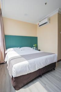 Postel nebo postele na pokoji v ubytování Hotel 28 Titiwangsa