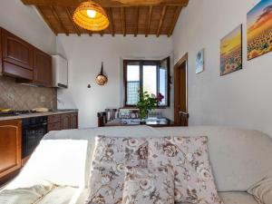 sala de estar con sofá y cocina en 360 degree view over the Tuscan hills, en Buonconvento