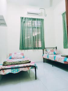 Giường trong phòng chung tại Miza Homestay