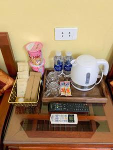 uma mesa com comodidades para preparar café e um controlo remoto em Cherry Hotel em Sapa