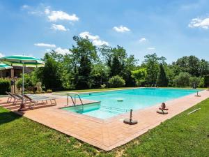 una gran piscina en un patio en Scenic Apartment in Casole d Elsa with Pool, en Casole dʼElsa