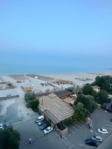 een luchtfoto van een parkeerplaats naast het strand bij GGMamaia in Mamaia