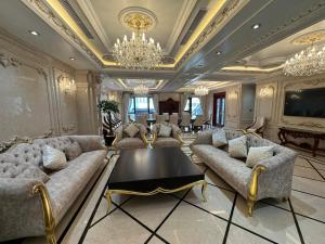 ein großes Wohnzimmer mit Sofas und einem Kronleuchter in der Unterkunft Kinh Bắc Palace Hotel in Bồ Sơn
