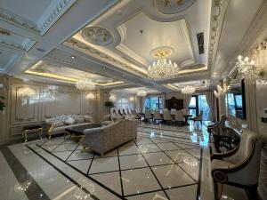 sala de estar amplia con lámpara de araña y techo en Kinh Bắc Palace Hotel, en Bồ Sơn