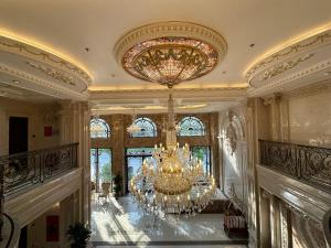 a large room with a chandelier hanging from the ceiling at Kinh Bắc Palace Hotel in Bồ Sơn