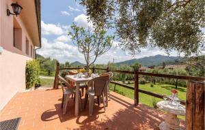 una mesa y sillas en un patio con vistas en Villa Bianca E Metato, en Gello