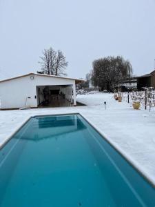 una piscina frente a una casa en la nieve en Casa full equipada (villa seca) en Tunuyán