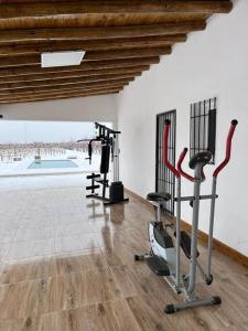 un gimnasio con varias cintas de correr y una piscina en Casa full equipada (villa seca) en Tunuyán