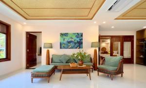 - un salon avec un canapé et une table dans l'établissement Palm Garden Beach Resort & Spa, à Hội An